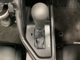CVT車のセレクトレバーです。低速から高速まで、変速ショックのないスムーズな走りを実現するとともに、エンジン効率のよい領域を維持することで燃費にも貢献します。