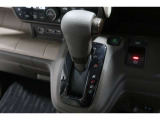 インパネシフトだから視線の移動も少なく足元もスッキリ♪運転席もゆったりしているのでゆとりを持ってドライブできますね!