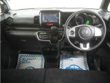 運転にかかわる様々な操作を安全に行えるように視点移動が少なく、操作性に配慮されたスイッチ類が凝縮されたコクピットです。