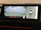 【パノラミックビューモニター】映像で、見づらい車両周辺の確認をアシスト。クルマを真上から見ているような映像を表示。 運転席から確認しにくい車両周囲の状況を把握。