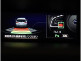 後退時、衝突の可能性がある場合は、段階的に注意を喚起。回避操作がない場合はブレーキ制御を行い、衝突回避をサポートする後退時ブレーキアシスト付です!