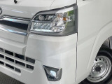【LEDヘッドライト】悪天候や夜間走行時も良好な視界を確保し安心して運転できる高輝度LEDヘッドライトを装備!点灯速度が早く、消費電力も抑えられています。