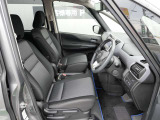 視界がよく運転しやすいフロントシート