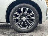 北欧流のラグジュアリーを体現したXC60。伝統的なスカンジナビアン・デザインを継承しながら、躍動感にあふれ優雅な雰囲気を身にまとう、新しい潮流を具現化したスタイリングです。