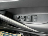 パワーウィンドウスイッチで運転席から全席の窓の開閉ができます♪