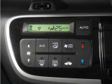 フルオートエアコン搭載。好みの温度に設定するだけで、風向や風量を自動でコントロール!いつでも快適な車内環境に。
