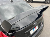 【大型リヤスポイラー】スポーツカーらしさがグッと引き立つ大型リヤスポイラーを装着♪高速走行時のスタビリティ(走行安定性)向上に役立ちます。