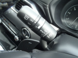 レバーをAUTOの位置にしているとき、レインセンサーが雨を感知すると、雨量に応じてワイパーが自動で作動してくれるオートワイパーを装備!設定変更で非作動にすると、間欠作動に固定されます。
