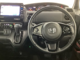 【ハンドル】運転にかかわる様々な操作を安全に行えるように視点移動が少なく操作性に配慮されたスイッチ類が凝縮されたコックピットです。