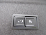 オートマチックテールゲートは運転席・リモコンからも操作可能です。高さの設定も自由に出来ます。
