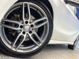 ●純正18インチアルミホイール:輸入車ならではの卓越した走りを支えるホイールと足回りです!日本車の走りに慣れている方にもぜひ体感して頂きたいほど、高いレベルでまとまっています!