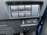 運転席右下の操作しやすい位置に各種設定ボタンがあります