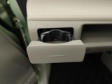 助手席のカップホルダーはワンプッシュ式オートオープンのものがついています。