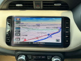 通信ユニット内蔵の日産純正10インチメモリーナビ(MM525D-L)装備。NissanConnectマイカーアプリ対応、オペレーター通話や音声対話検索にも対応、HDMI入力やBL再生など多彩なメディアに対応。無料地図更新付き。