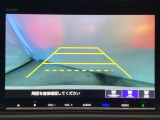 バックでの車庫入れも安心です! リアカメラが付いているバックモニター付のナビを装備しております。操作線もついており距離感も画面から確認できます。