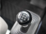 ◆5速マニュアルミッション◆しっくりと手になじむ形状のシフトノブです。