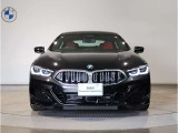 【BMWの伝統-1】BMWの特徴的な&ldquo;キドニーグリル&rdquo;は、80年以上続く伝統の形でございます。変わらないこだわりのデザインが、プレミアムブランド&ldquo;BMW&rdquo;を創り出します。