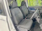 運転席まわりには十分なスペースがあり、大柄な方でもゆったり運転していただける環境です。