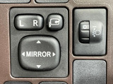 【電動格納ミラー】サイドミラーは電動格納式となっており、狭い駐車場でもキズがつくリスクを抑えられます。