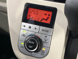 【オートエアコン】一度お好みの温度に設定すれば、車内の温度を検知し風量や温度を自動で調整。暑い&hellip;寒い&hellip;と何度もスイッチ操作をする必要はありません。快適な車内空間には必須の機能ですね♪