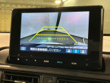 リバースギアに入れるだけで後方の表示へ切り替わります。夜間や雨の日の駐車も楽になりますよ。