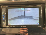 リバースギアに入れるだけで後方の表示へ切り替わります。夜間や雨の日の駐車も楽になりますよ。
