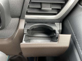 格納式のドリンクホルダーです。運転席・助手席に装備されてます(^^♪