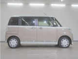 リアには左右スライドドアを採用。狭い駐車場でも開閉しやすく、強風の日でもドアが煽られにくくなっております。小さなお子さまやご年配の方も安心して乗り降りできます。