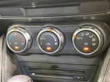 【オートエアコン】一度お好みの温度に設定すれば、車内の温度を検知し風量や温度を自動で調整。暑い&hellip;寒い&hellip;と何度もスイッチ操作をする必要はありません。快適な車内空間には必須の機能ですね♪