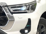 【LEDヘッドライト】悪天候や夜間走行時も良好な視界を確保し安心して運転できる高輝度LEDヘッドライトを装備!点灯速度が早く、消費電力も抑えられています。