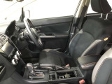 高いホールド性で運転姿勢が安定します。長距離ドライブでも疲れにくいのが魅力です。快適なドライビングライフをお送りください♪