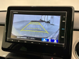 リバースギアに入れるだけで後方の表示へ切り替わります。夜間や雨の日の駐車も楽になりますよ。
