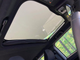 【ガラスルーフ】ガラスルーフ搭載で車内の解放感が一気にアップ!開放的なドライブをお楽しみいただけます。