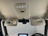 両席のサンバイザーにはバニティーミラーも付いています。身だしなみチェックには欠かせません。