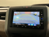 リバースギアに入れるだけで後方の表示へ切り替わります。夜間や雨の日の駐車も楽になりますよ。