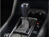 【シフトレバー】シフトもとても操作しやすいデザインになっております。運転する人の事を第一に考えた操作性の高い仕様です。