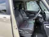 運転席・助手席の間には肘置きがあるので、ゆったり運転できます!