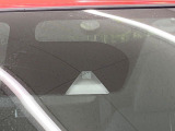 【エマージェンシーブレーキ】走行中に前方の車両等を認識し、衝突しそうな時は警報とブレーキで衝突回避と被害軽減をアシスト。より安全にドライブをお楽しみいただけます。