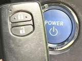 【スマートキー】カバンやポケットに入れたままでもドアの施錠・解錠が可能なスマートキーを装備。エンジンのオン・オフ時もカギを取り出す必要が無いからとっても便利です♪