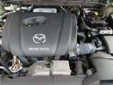 「SKYACTIV-G(ガソリン)」は、規格外の高圧縮を実現し、世界のエンジン技術者に驚きを与えました。さらに、それを維持したままノッキングの発生を抑え、熱効率を向上、走りにも寄与したエンジンです。