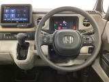 【ハンドル】運転にかかわる様々な操作を安全に行えるように視点移動が少なく操作性に配慮されたスイッチ類が凝縮されたコックピットです。