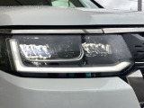 明るく白い光のLEDヘッドライトにより、夜間でも遠くまで見通しやすく、安全性が高まります。