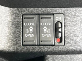【両側パワースライドドア】スマートキーや運転席のスイッチで後席両側スライドドアの開閉が可能♪電動だから力を入れてドアを開ける必要が無く、小さなお子様でも簡単に開け閉めでき快適です♪