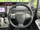 【純正革巻きステアリング】上質な革を使用することで、手にしっかり馴染みとても運転しやすいハンドルです♪