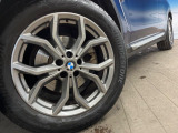 ●純正19インチアルミホイール:輸入車ならではの卓越した走りを支えるホイールと足回りです!日本車の走りに慣れている方にもぜひ体感して頂きたいほど、高いレベルでまとまっています!