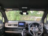 フロントガラスが大きく、ワイドな視界で運転もしやすくなるように設定されています。入れるものを限定せず、気軽に使える助手席前のトレー。走行中も落ちにくい形になっていてとても便利です。