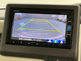 リバースギアに入れるだけで後方の表示へ切り替わります。夜間や雨の日の駐車も楽になりますよ。