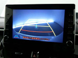 バックガイドモニター付き。車両後方の映像をナビ画面に表示し、駐車などの後退操作をサポートします。