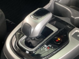 軽快な操作感が気持ちいいハイブリッド専用セレクトレバー