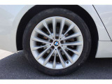 【BMWアロイホイール】軽量かつ強度に拘ったアロイホイール。走行性能ポテンシャルを引き出す設計。タイヤのサイドウォールが強化されたランフラットタイヤは、パンク時にタイヤがつぶれてもリムから外れません。